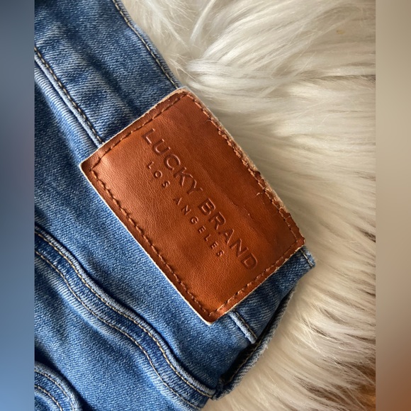 Size 4 lucky brand jeans - Picture 3 of 3